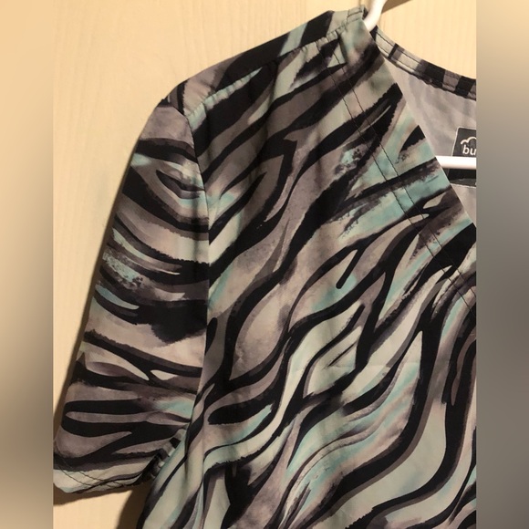 Butter-Soft Stretch zebra print women’s scrub top size large - Picture 4 of 7